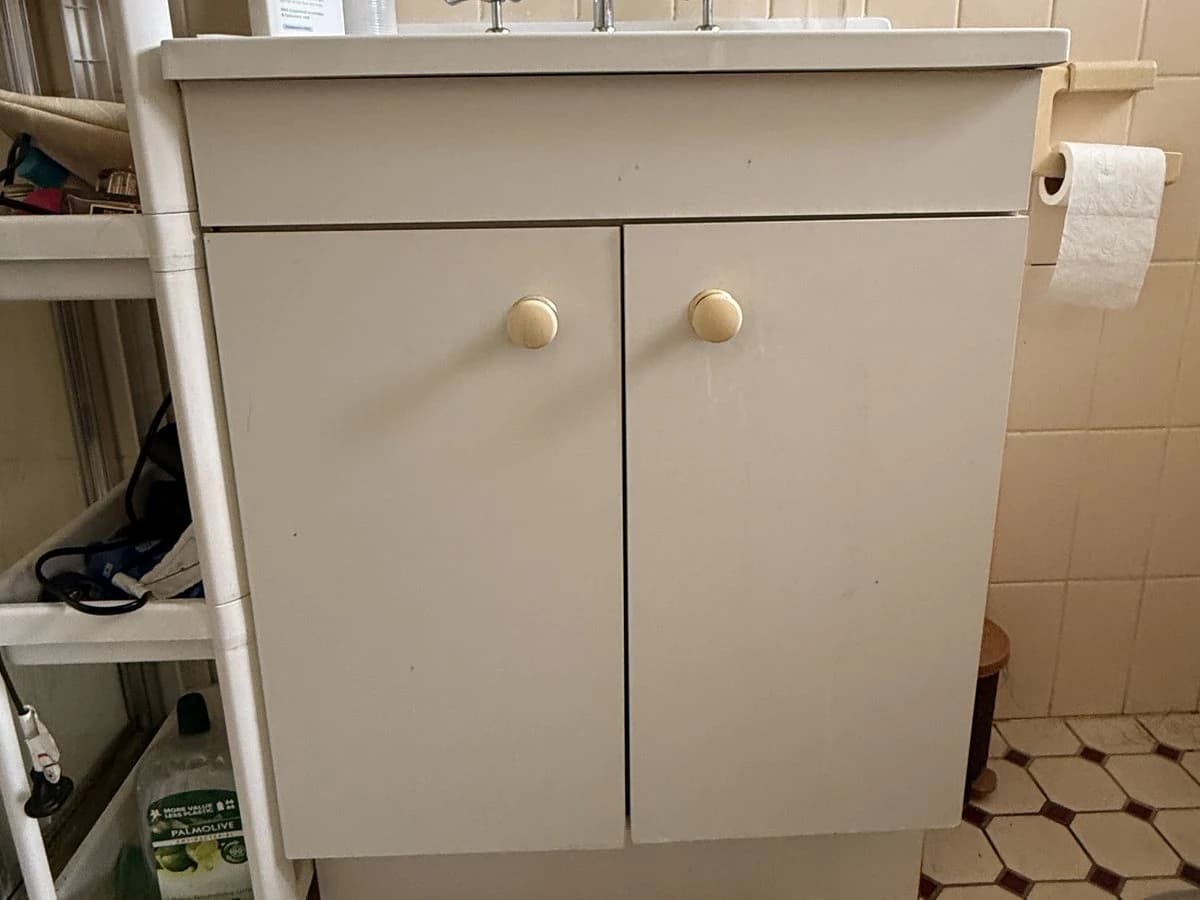 Bathroom vanity with aligned cupboard doors